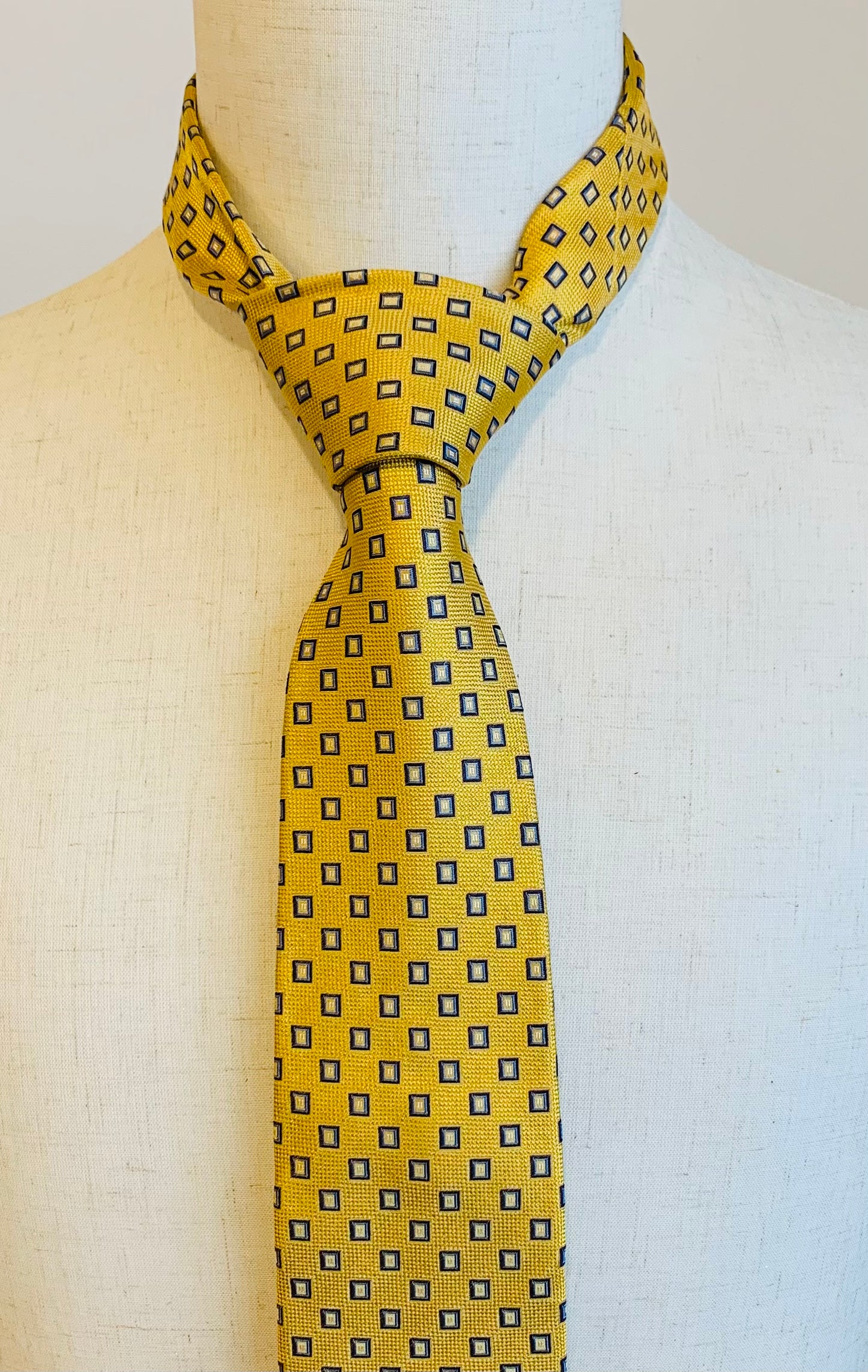 Serica yellow tie